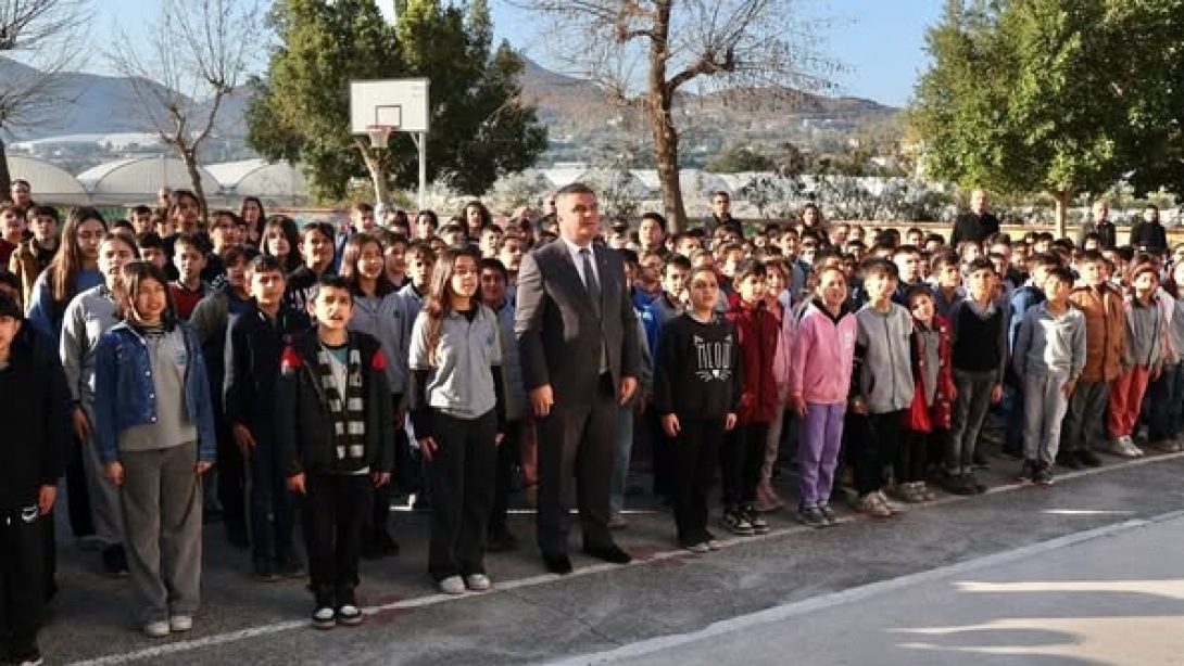 Gazi Mustafa Kemal İlk/Ortaokulu'nda Bayrak Törenine Katıldık.